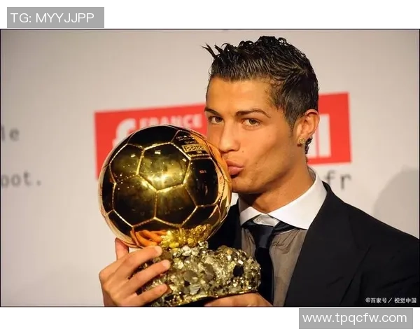 足球明星专属装备展示与欣赏让你领略他们的风采与魅力 足球明星专属装备展示与欣赏让你领略他们的风采与魅力