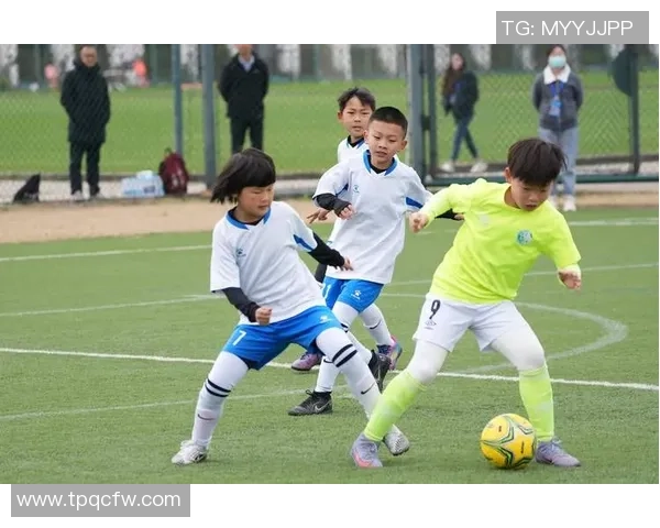 足球明星精彩瞬间踢球动作集锦展现运动魅力与技术之美